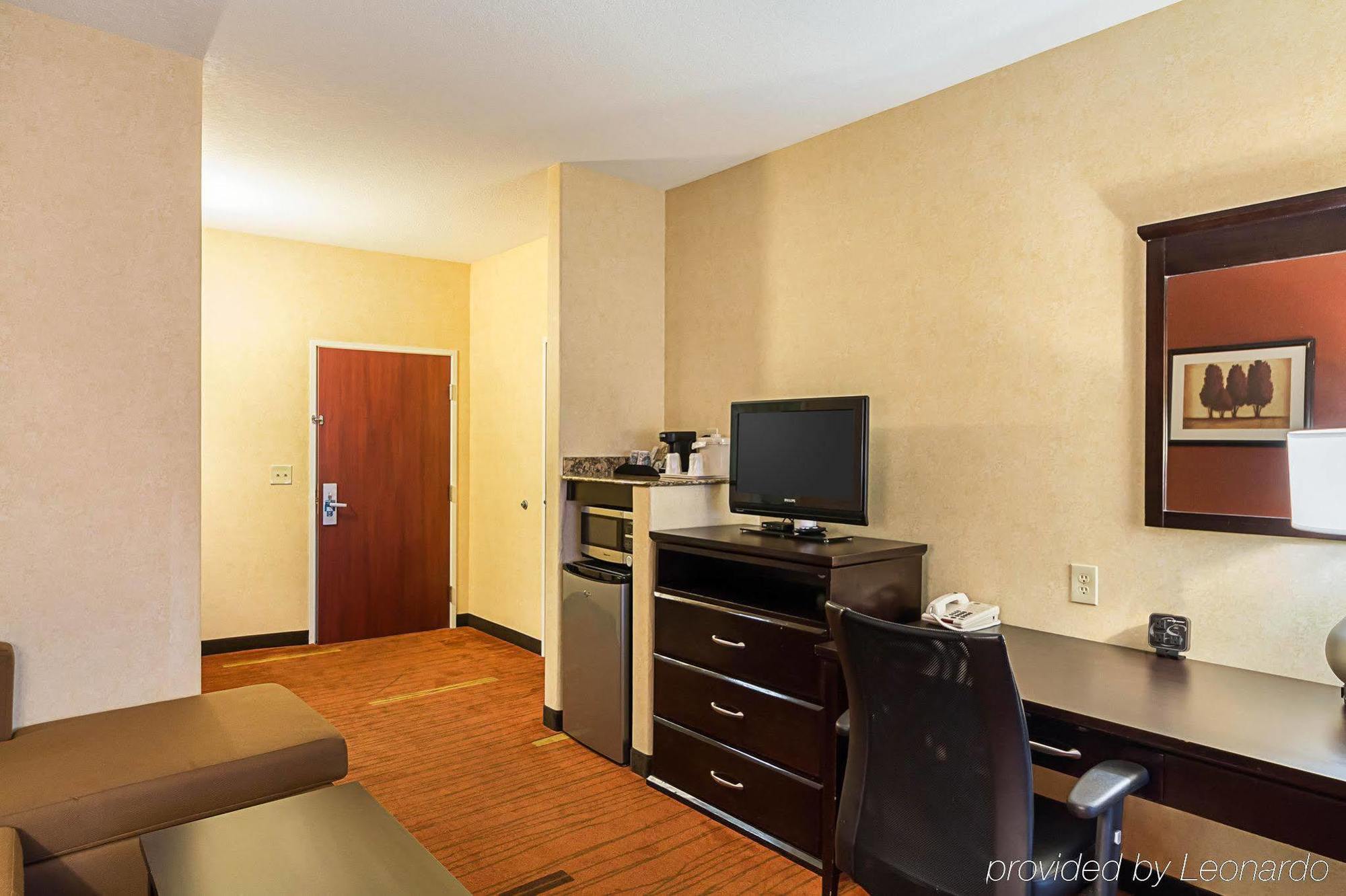 Comfort Suites Airport Уичита Екстериор снимка