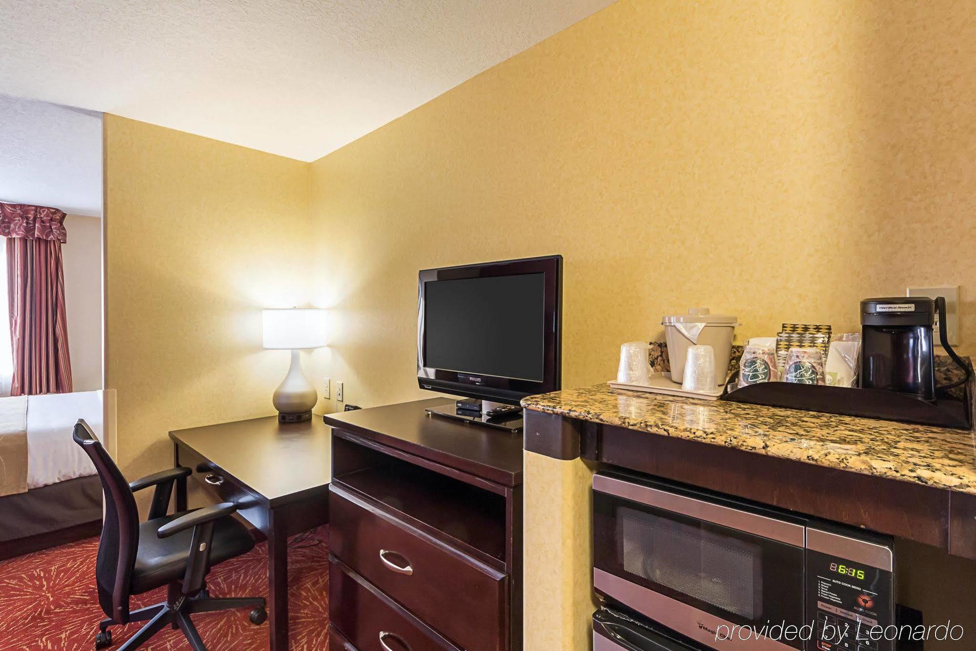 Comfort Suites Airport Уичита Екстериор снимка